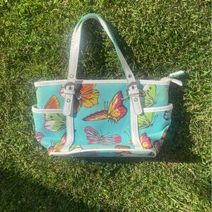 cute butterfly purse in good condition just minor stain 🩵